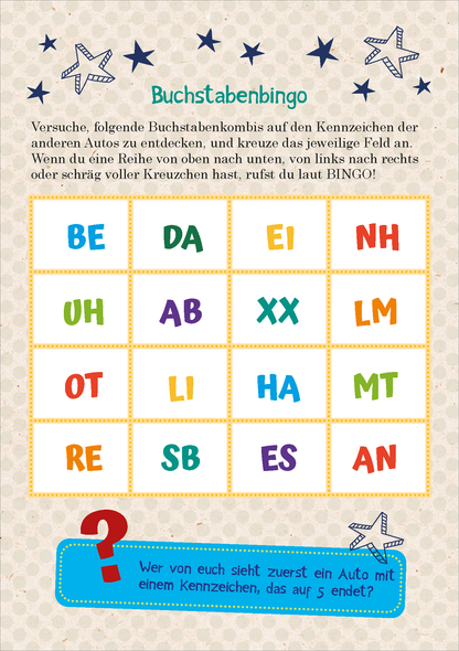 Gezeigt wird eine Innen- oder Zusatzansicht von „Abenteuer für unterwegs“. Die Seite zeigt ein „Buchstabenbingo“-Spiel mit einem Raster von bunten Kästchen. Jedes Kästchen enthält Buchstabenkombinationen in kräftigen Farben wie Blau, Orange, Grün und Lila auf einem hellen, gepunkteten Hintergrund. Über dem Raster steht die Spielanleitung in klarer, umschlossener Typografie. Am unteren Rand befindet sich ein Fragezeichen in einer Sprechblase, das zur Teilnahme animiert.