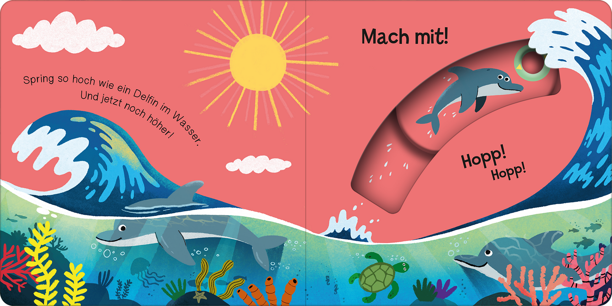 Gezeigt wird eine Innen- oder Zusatzansicht von „Mach mit! Schnipp! Schnapp!“. Die Illustration zeigt einen lebhaften Unterwasserlebensraum mit bunten Korallen und verschiedenen Meeresbewohnern, darunter Delphine und eine Schildkröte. Im oberen Bereich strahlt eine große, gelbe Sonne. Die Schrift ist in kräftigen Farben gehalten, mit dem Aufruf „Mach mit!“ und den interaktiven Anweisungen „Hopp! Hopp!“ in fetter, verspielter Typografie.