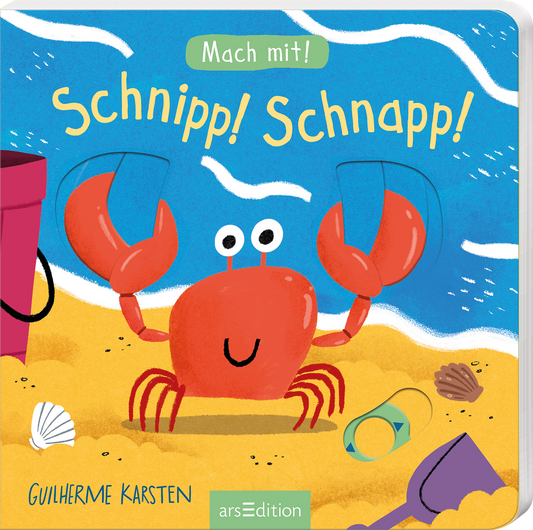 Auf dem Buchcover ist eine fröhlich illustrierte rote Krabbe zu sehen, die auf einem gelben Sandstrand sitzt. Die Krabbe hat große, runde Augen und hebt ihre Scheren in die Luft. Im Hintergrund sind blaue Wellen und ein pinker Eimer sichtbar. Oben steht der Schriftzug „Mach mit!“ in einer verspielten Schriftart, während der Titel „Schnipp! Schnapp!“ darunter in gelb leuchtet. Ganz unten mittig steht der Logoschriftzug von arsEdition.