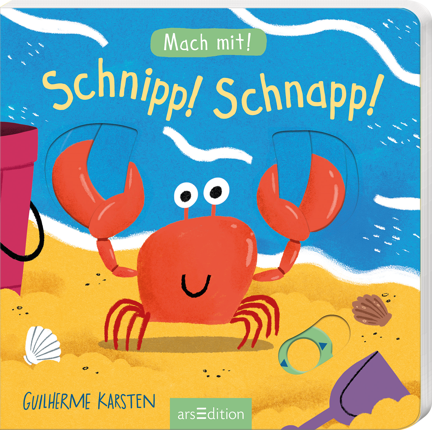 Das Buchcover zeigt einen fröhlichen, roten Krebs mit zwei großen Scheren auf einem sandigen Strand. Der Hintergrund ist hellblau, vermischt mit sanften Wellenlinien und einem gelben Krebssymbol. Die Spielanleitung „Mach mit!“ befindet sich in einem leicht gewölbten Banner oben, während der Titel „Schnipp! Schnapp!“ in einer verspielten, handschriftlichen Schriftart darauf steht. Unten rechts ist der Autorennamen Guilherme Karsten platziert. Ganz unten mittig steht der...