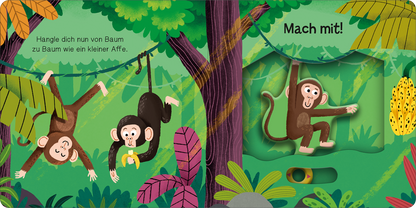 Gezeigt wird eine Innen- oder Zusatzansicht von „Mach mit! Stampf! Stampf!“. Die Seite zeigt eine dschungelartige Szene mit kräftigen Grüntönen. Zwei fröhliche Affen schwingen von Ästen und interagieren miteinander. Bunte Blätter in Pink, Gelb und Grün umrahmen die Illustration. Der klare, verspielte Schriftzug „Mach mit!“ ist in einem lebhaften Farbton platziert. Die Komposition vermittelt eine einladende und fröhliche Atmosphäre, die zum Mitmachen animiert.
