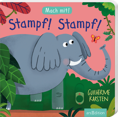 Das Buchcover zeigt einen lächelnden, grauen Elefanten, der auf einer grünen Wiese steht und eine bunte Schmetterling präsentiert. Die Farben sind lebhaft und freundlich, mit einem rosa Hintergrund und verschiedenen grünen Blättern im Vordergrund. Oben steht in verspielter Schrift „Mach mit!“. Der Titel „Stampf! Stampf!“ erscheint in großformatiger, blauer Typografie. Ganz unten mittig steht der Logoschriftzug von arsEdition.