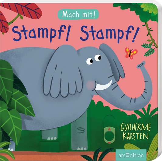 Das Buchcover zeigt einen lächelnden, grauen Elefanten, der auf einer grünen Wiese steht und eine bunte Schmetterling präsentiert. Die Farben sind lebhaft und freundlich, mit einem rosa Hintergrund und verschiedenen grünen Blättern im Vordergrund. Oben steht in verspielter Schrift „Mach mit!“. Der Titel „Stampf! Stampf!“ erscheint in großformatiger, blauer Typografie. Ganz unten mittig steht der Logoschriftzug von arsEdition.