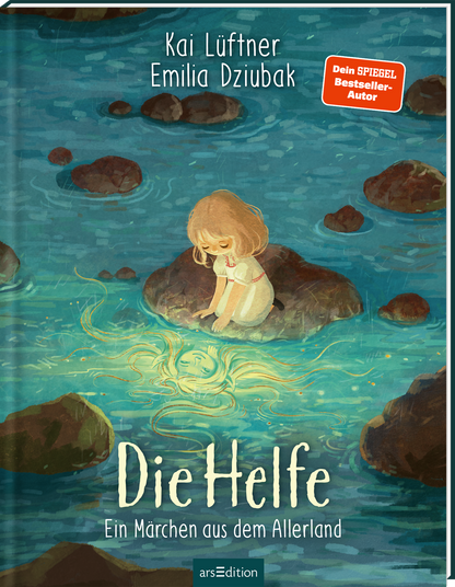 Das Buchcover zeigt braune Felsen, die aus türkisgrünem Wasser herausragen. Auf einem der Felsen hockt ein blondes Mädchen, die Helfe, im hellen Kleid und blickt in das schimmernde Wasser, in dem sich das Gesicht mit langen, welligen Haaren spiegelt. Oben stehen die Namen Kai Lüftner und Emilia Dziubak. Der Titel „Die Helfe“ ist in großer cremefarbener Typografie in der unteren Hälfte platziert, darunter steht der Untertitel „Ein Märchen aus dem Allerland“. Rechts oben befindet...