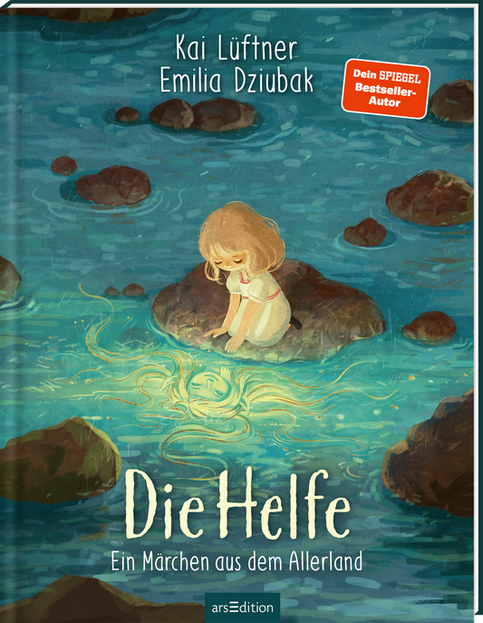 Das Buchcover zeigt braune Felsen, die aus türkisgrünem Wasser herausragen. Auf einem der Felsen hockt ein blondes Mädchen, die Helfe, im hellen Kleid und blickt in das schimmernde Wasser, in dem sich das Gesicht mit langen, welligen Haaren spiegelt. Oben stehen die Namen Kai Lüftner und Emilia Dziubak. Der Titel „Die Helfe“ ist in großer cremefarbener Typografie in der unteren Hälfte platziert, darunter steht der Untertitel „Ein Märchen aus dem Allerland“. Rechts oben befindet...