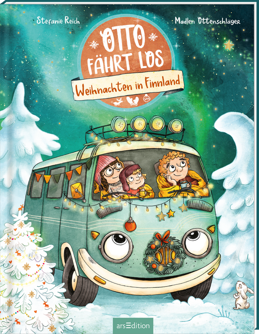 Das Buchcover zeigt einen bunten Weihnachtsbus, der fröhlich im Schnee steht. Drei Kinder sitzen im Bus und lächeln, während im Hintergrund ein traumhaftes Nordlicht leuchtet. Die Farben sind lebendig und warm, mit einem dominierenden Türkis und festlichem Rot. Der Titel „ÓTTO FÄHRT LOS“ ist in einer verspielten Schriftart zentral platziert, darunter steht „Weihnachten in Finnland“. Oben rechts ist ein SPIEGEL-Bestseller-Button mit dem Text „Spitzenreiter“. Ganz unten mittig...