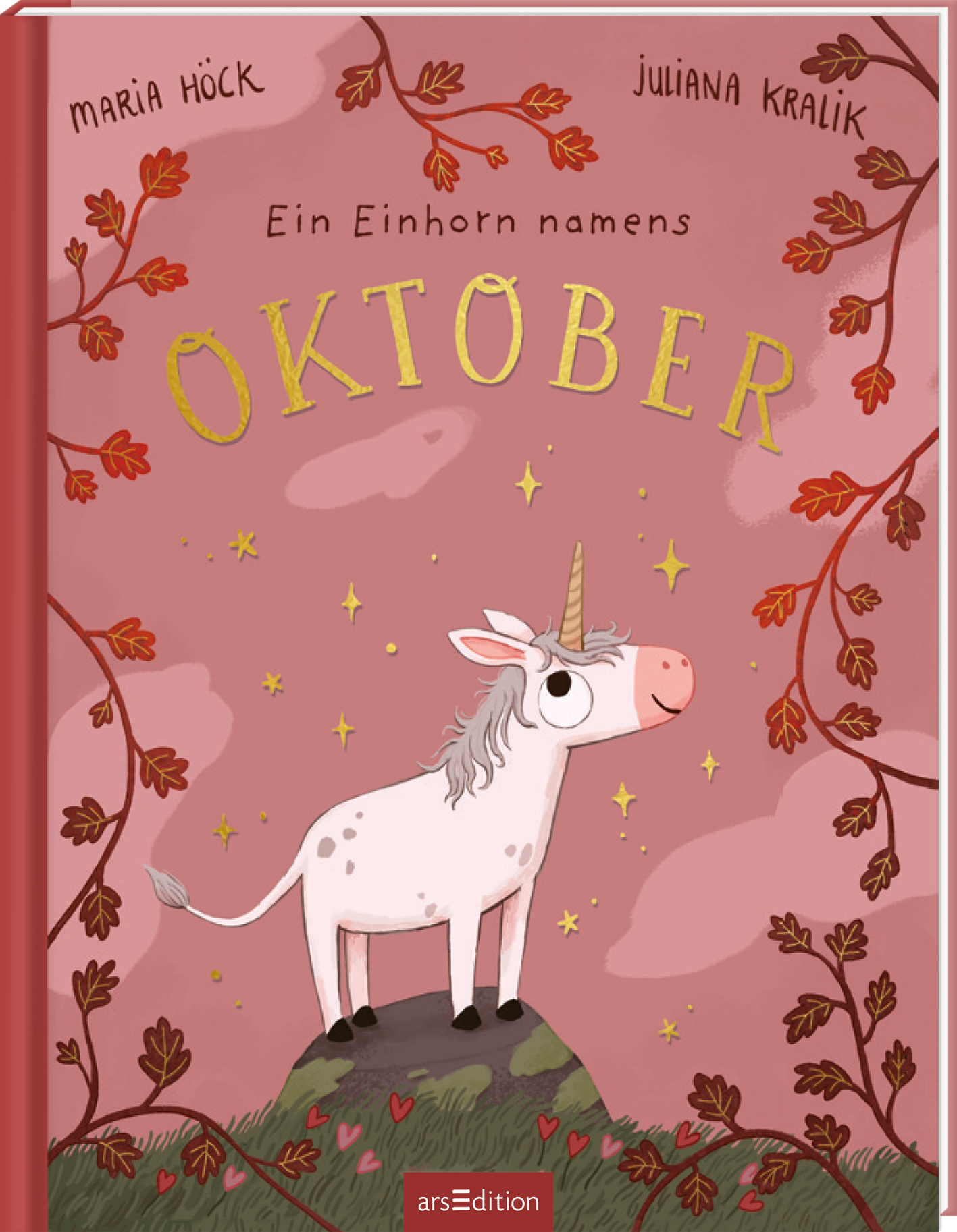 Das Buchcover zeigt ein niedliches Einhorn mit einem weißen Körper und einem grauen Mähnenansatz auf einem moosbewachsenen Felsen. Es steht auf einem sanften, altrosa Hintergrund, eingerahmt wird es von herbstlichen Blättern in changierenden Rottönen. Der Titel „Ein Einhorn namens OKTOBER“ ist in geschwungenen in Weinrot und goldenen Buchstaben oben platziert. Die Urheberinnen Maria Höck und Juliana Kralik werden über dem Titel genannt. Ganz unten mittig steht der Logoschriftzug von...