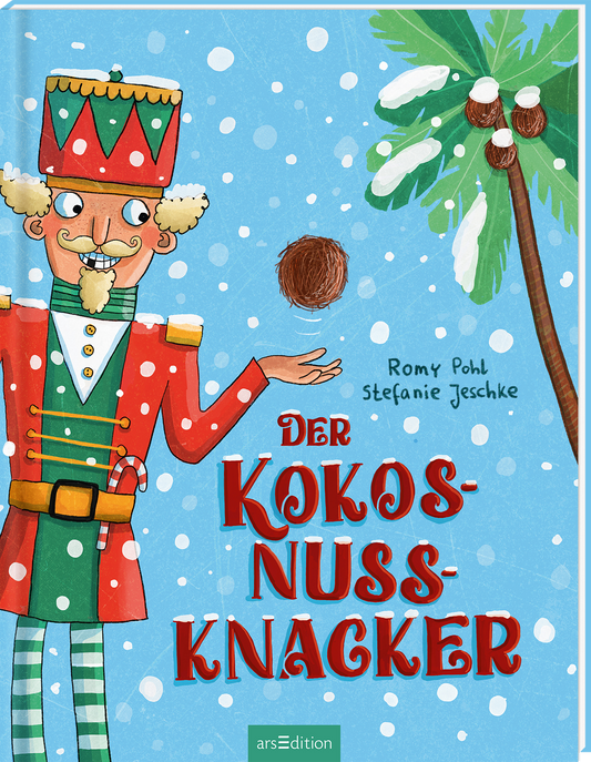 Auf dem Buchcover von „Der Kokosnussknacker“ von Romy Pohl und Stefanie Jeschke steht ein fröhlicher, bunter Nussknacker in einem roten Anzug mit grünen und goldenen Details. Er hält eine Kokosnuss in der rechten Hand. Der Hintergrund ist himmelblau mit weißen Schneeflocken und einer Palme. Der Titel ist in großen, rot-weißen Buchstaben gestaltet und vermittelt eine festliche Atmosphäre. Ganz unten mittig steht der Logoschriftzug von arsEdition.