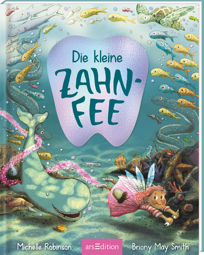 Das Buchcover zeigt eine farbenfrohe Unterwasserwelt, in der spielerisch bunte Fische um eine fröhliche kleine Zahnfee schwimmen, die ein pinkes Kleid trägt und mit einer rosa Zahnfee-Nuss umarmt ist. Die titelgebende Schrift „Die kleine ZAHN-FEE“ erscheint in großen, kindgerechten Buchstaben, die sich harmonisch in das aquatische Design einfügen. Auf der oberen Seite ist ein Schild in zartem Blau gehalten, das die gesamte Szene umrahmt. Ganz unten mittig steht der Logoschriftzug von...