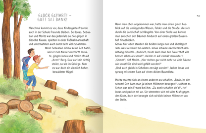 Gezeigt wird eine Innen- oder Zusatzansicht von „Mein Geschichtenschatz zur Erstkommunion“. Die Rechte Seite zeigt einen bunten Illustrationsausschnitt mit zwei Jungen, die in einem Wald spielen. Die Illustration enthält lebendige Farben wie Grün und Braun, ergänzt durch helle Akzente. Auf der linken Seite steht der Text in einer klaren, gut lesbaren Schriftart, die in Schwarz auf hellem Hintergrund kontrastiert. Oben befindet sich der prägnante Titel „GLÜCK GEHABT! – GOTT SEI...
