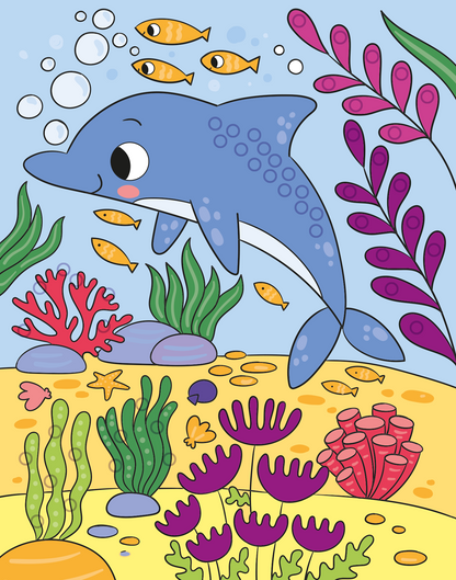 Gezeigt wird eine Innen- oder Zusatzansicht von „Mein Diamant-Stickerheft – Unter Wasser“. Die Illustration zeigt einen fröhlichen blauen Delfin, umgeben von bunten Fischen und verschiedenen Wasserpflanzen. Der Hintergrund ist hellblau. Die bunten Korallenriffe sind in lebhaften Farben wie Rot, Pink und Gelb gestaltet.