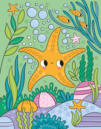 Gezeigt wird eine Innen- oder Zusatzansicht von „Mein Diamant-Stickerheft – Unter Wasser“. Die Illustration zeigt eine fröhliche, orangefarbene Seestern mit großen, freundlichen Augen, umgeben von verschiedenen Wasserpflanzen in Grüntönen. Im Hintergrund sind Luftblasen und kleine Fische zu sehen. Bunte Muscheln und Steine in sanften Pastellfarben verleihen dem Bild eine lebendige Atmosphäre und schaffen ein unterwasserhaftes, einladendes Gefühl.