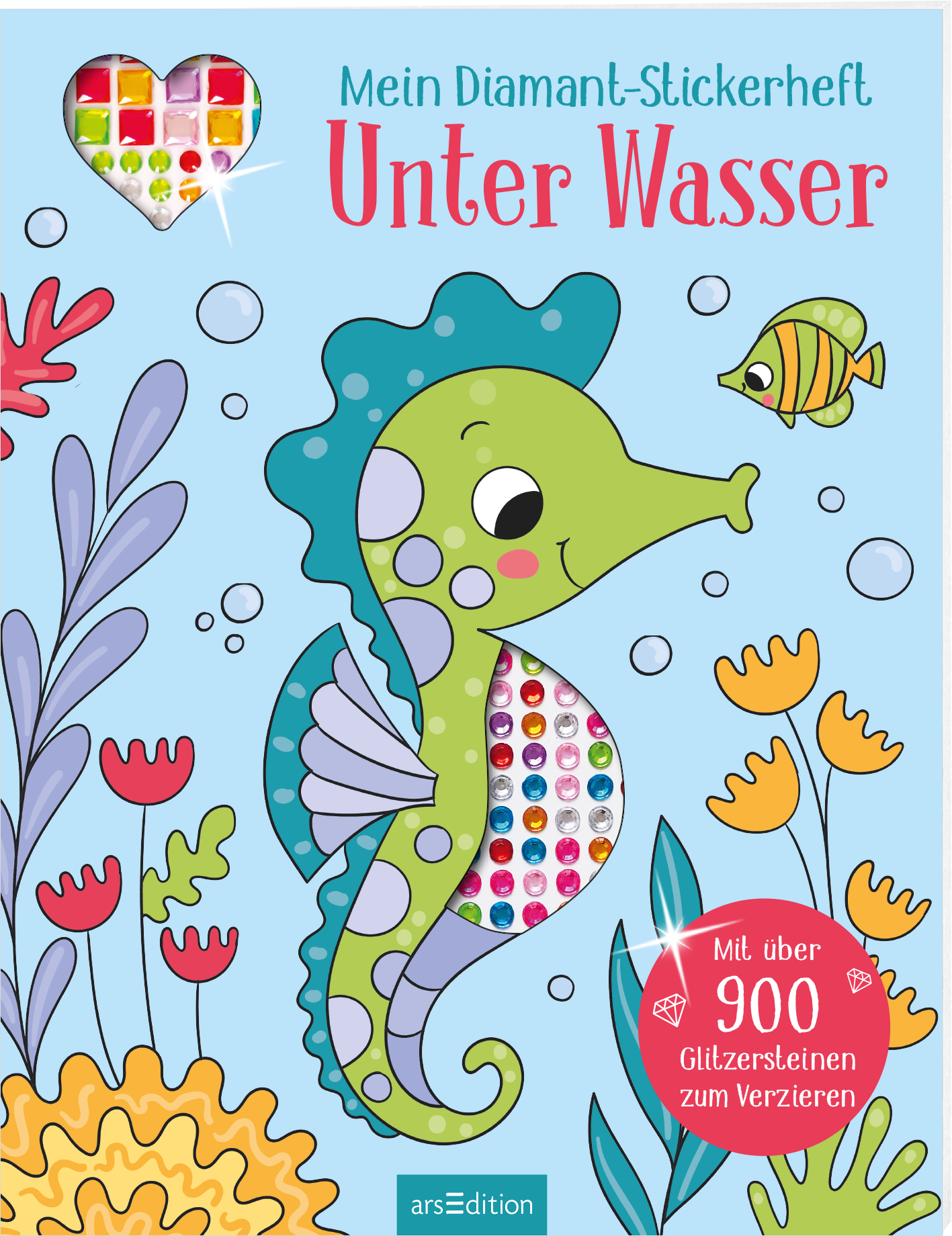 Gezeigt wird die 3D-Ansicht des Titels. Das Cover zeigt einen fröhlichen Seepferdchen in sanften Grüntönen mit bunten Glitzersteinen auf seinem Körper. Umgeben wird es von bunten Pflanzen und schwimmenden Fischen, alles vor einem hellblauen Hintergrund. Der Titel „Mein Diamant-Stickerheft Unter Wasser“ ist in einer verspielten blauen und roten Schriftart oben platziert. Ein rotes Banner weist auf „Mit über 900 Glitzersteinen zum Verzieren“ hin. Ganz unten mittig steht der...