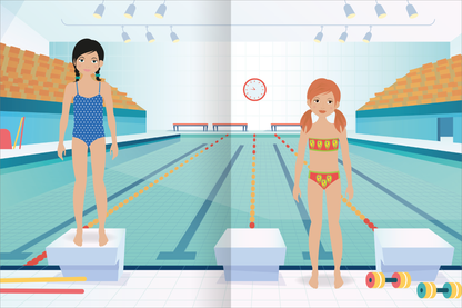 Gezeigt wird eine Innenansicht von „Sticker-Anziehpuppen – Beim Sport“. Zwei Figuren stehen auf oder neben Startblöcken an einem Schwimmbecken. Im Hintergrund ist ein Schwimmbecken mit orangefarbenen Markierungen und einer roten Uhr zu sehen, umgeben Zuschauerrängen.