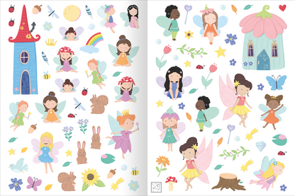 Gezeigt wird eine Innen- oder Zusatzansicht von „Mein flauschiges Stickerheft – Feen“. Die Seite ist bunt und fröhlich gestaltet, mit vielen kleinen, liebevoll illustrierten Feen in verschiedenen Farben, darunter Rosa, Gelb und Blau. Zudem sind Elemente wie ein blaues Schloss, Blumen, Schmetterlinge und tierische Motive wie Kaninchen und Eichhörnchen abgebildet.