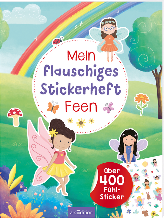 Zu sehen ist die 3D-Ansicht des Titels. Das Buchcover zeigt eine bunte, fantasievolle Landschaft mit einem Regenbogen im Hintergrund. Im Vordergrund stehen zwei Feen mit bunten Flügeln, umgeben von Blumen und kleinen Pilzen. Der Titel „Mein flauschiges Stickerheft Feen“ ist in fröhlichen Farben groß platziert. Ein Hinweis auf „über 400 Fühl-Sticker“ befindet sich in der unteren linken Ecke. Die Atmosphäre ist verspielt und einladend für Kinder. Ganz unten mittig steht der...