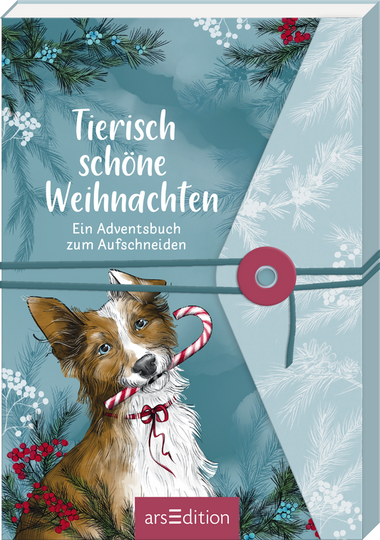 Das Buchcover „Tierisch schöne Weihnachten“ zeigt einen fröhlichen Hund mit einem Zuckerstangenmotiv im Maul. Der Hintergrund ist in sanften Blau- und Grüntönen gehalten, geschmückt mit winterlichen Pflanzen und roten Beeren. Der Titel ist in großen, weißen, handschriftähnlichen Buchstaben in der oberen Hälfte platziert, während der Untertitel „Ein Adventsbuch zum Aufschneiden“ kleiner erscheint. Ganz unten mittig steht der Logoschriftzug von arsEdition.