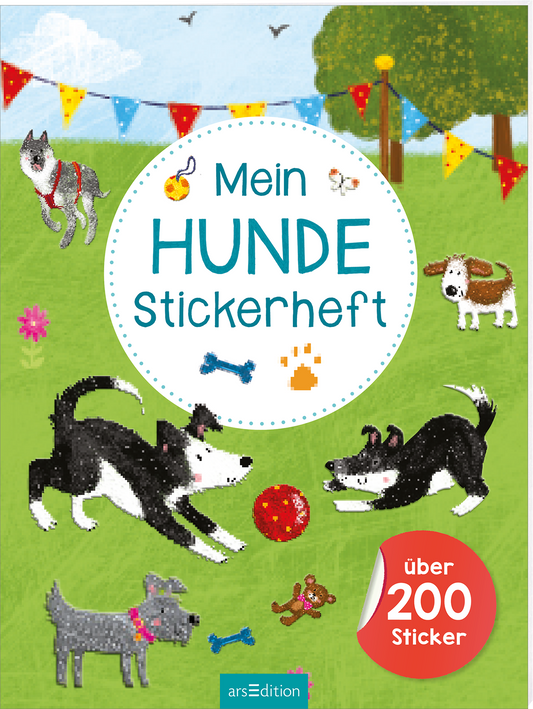 Das Buchcover zeigt eine freundliche, farbenfrohe Illustration mit verschiedenen Hunden, die aktiv im Grünen spielen. Oben sind bunte Fähnchen angebracht, unterbrochen von einer blauen Himmelsfläche. Der Titel „Mein HUNDE Stickerheft“ ist in großen, blaugrünen Buchstaben mittig auf einem weißen, kreisförmigen Hintergrund platziert. Am unteren Rand steht der Hinweis „über 200 Sticker & Szenen“ auf einem roten Kreis. Ganz unten mittig steht der Logoschriftzug von arsEdition.
