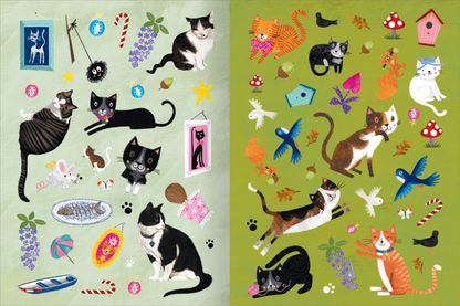Gezeigt wird eine Innen- oder Zusatzansicht von „Mein Katzen-Stickerheft“. Die Seite präsentiert ein buntes, lebhaftes Design mit verschiedenen Katzenmotiven in unterschiedlichen Farben. Auf einem hellgrünen Hintergrund sind zahlreiche Illustrationen von schwarzen, grauen und gestreiften Katzen, Vögeln, Blumen und anderen verspielten Elementen wie Sternen und Spielzeug verteilt. Die Typografie ist verspielt und kindgerecht, was die fröhliche Atmosphäre des Heftes unterstreicht.