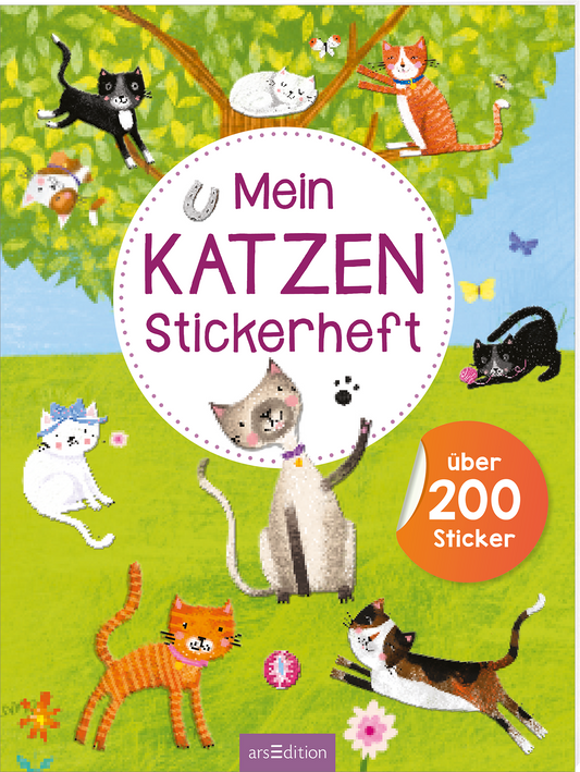 Auf dem Cover sind verschiedene niedliche Katzen in lebhaften Farben abgebildet. Die Hauptfarbe des Hintergrunds ist ein sanftes Blau, das Spiel und Freude vermittelt. Im oberen Bereich steht der Titel „Mein KATZEN stickerheft“ in großen, auffälligen lila Buchstaben. Unten rechts ist ein grüner Punkt mit der Aufschrift „über 200 Sticker & Szenen“ zu sehen, und das Cover wird von einer bunten Baumkrone oben eingerahmt. Ganz unten mittig steht der Logoschriftzug von arsEdition.