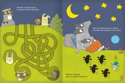 Gezeigt wird eine Innen- oder Zusatzansicht von „Lustige Tierkinder-Rätsel“. Die Seite zeigt eine fröhliche Illustration mit verschiedenen Tierkindern, darunter ein Reh, ein Hase und zwei Füchse, die in einer bunten Naturumgebung angesiedelt sind. Die Farben sind hell und einladend, mit grünen Wiesen, einem nachtblauen Himmel und gelben Sternen. Die Typografie ist kindgerecht und gut lesbar, mit Fragen, die in einfachen, klaren Schriftzügen formuliert sind.