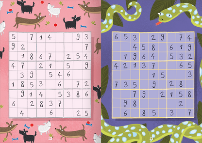Gezeigt wird eine Innen- oder Zusatzansicht von „Lustige Sticker-Sudokus – Zahlen“. Die linke Seite zeigt ein Sudoku-Raster auf rosa Hintergrund, umgeben von humorvollen Illustrationen von Hunden und Schafen. Das Raster ist in sanften Farben gehalten, wobei die Zahlen in klarer, gut lesbarer typografischer Schrift erscheinen. Die rechte Seite zeigt ein zusätzliches Sudoku auf lila Hintergrund, umgeben von stilisierten Pflanzen und einer Schlange. Auch hier sind die Zahlen deutlich...