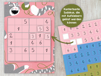 Gezeigt wird eine Innen- oder Zusatzansicht von „Lustige Sticker-Sudokus – Zahlen“. Die Darstellung zeigt ein buntes Sudoku-Raster auf rosa Hintergrund, umgeben von verspielten Katzenmotiven. Die Zahlen sind klar und groß geschrieben, sodass sie leicht zu erkennen sind. Zusätzlich sind Sticker in leuchtenden Farben auf einer seitlichen Übersicht abgebildet, die zur Lösung des Sudokus verwendet werden können. Die Kombination aus Farben und Typografie sorgt für eine ansprechende und...