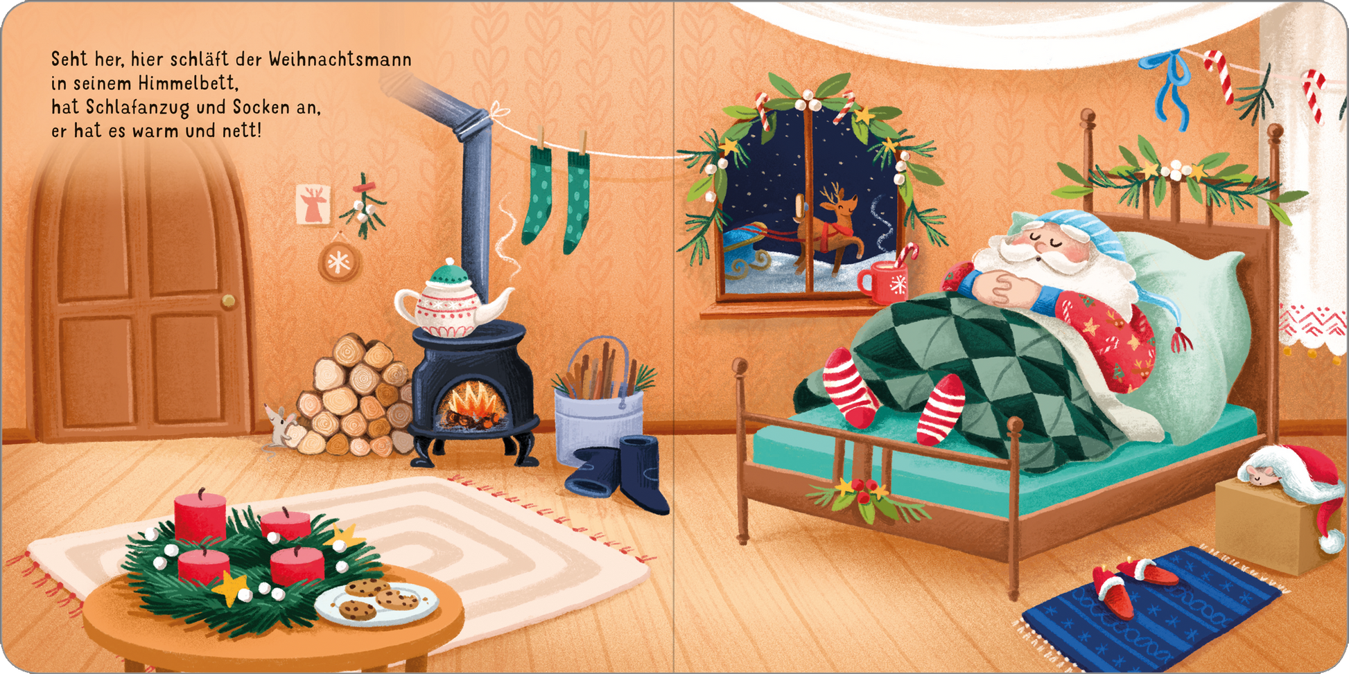 Gezeigt wird eine Innenansicht von „Frohe Weihnachten, Weihnachtsmann!“. Der Weihnachtsmann liegt gemütlich in einem bunten Bett mit einer karierten Decke. Um ihn herum ist ein warmes, einladendes Zimmer mit Holzwänden und einem Kamin, in dem Kugeln hängen. Ein Fenster zeigt den nächtlichen Himmel mit Sternen, während ein Tisch mit Keksen und einem Weihnachtskranz geschmückt ist. Die Farben sind warm und freundlich, vorwiegend in Rot, Grün und Gold.