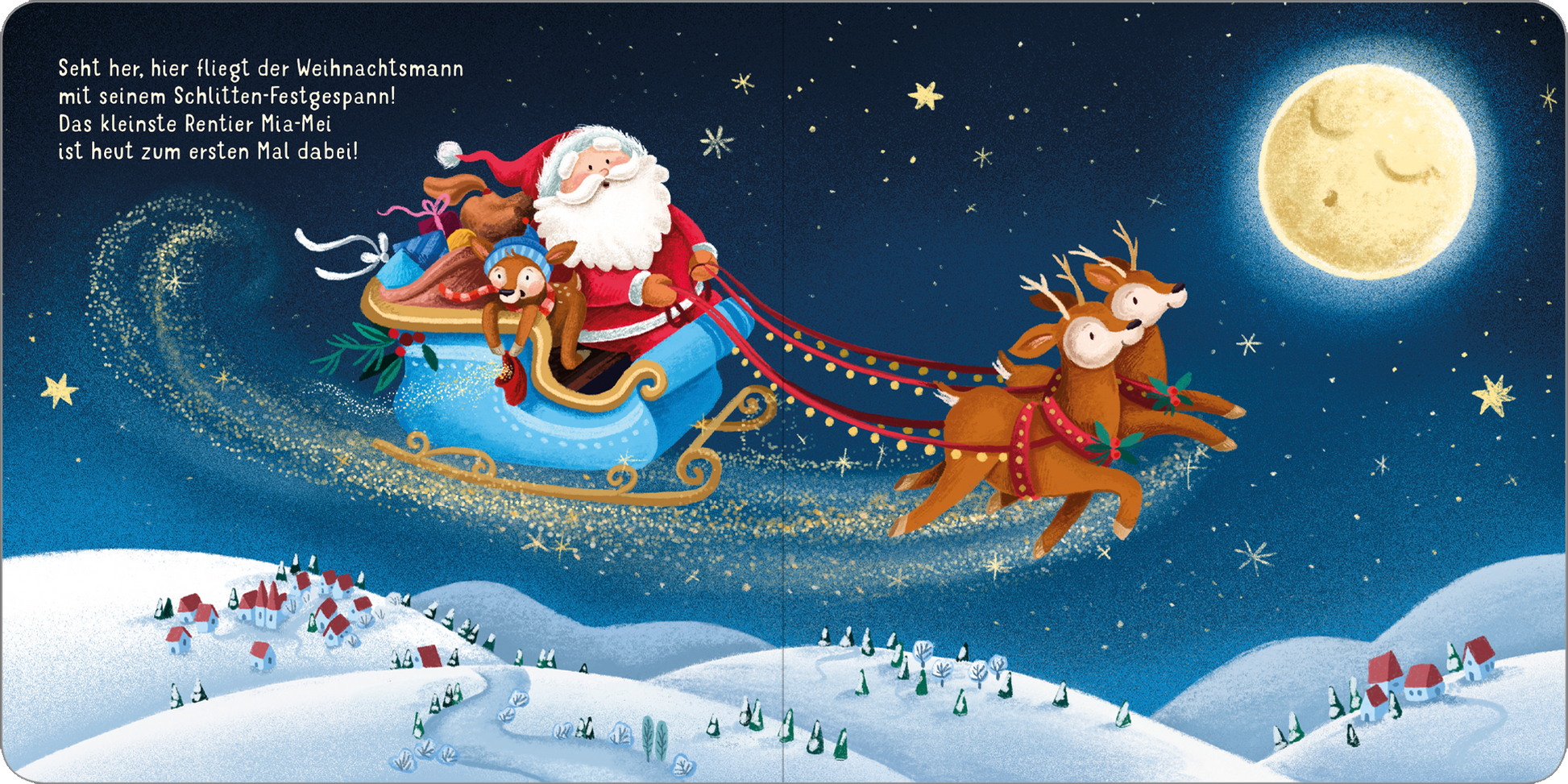 Gezeigt wird eine Innen- oder Zusatzansicht von „Frohe Weihnachten, kleines Rentier!“. Die Illustration zeigt den Weihnachtsmann in einem rot-weißen Anzug, der fröhlich in einem Schlitten fliegt, begleitet von zwei Rentieren und einem kleinen Rentier, das zum ersten Mal mitfliegt. Der Himmel ist dunkelblau mit vielen Sternen und einem großen, lächelnden Mond. Im Vordergrund sind schneebedeckte Hügel und eine kleine, winterliche Landschaft mit Häusern zu sehen.