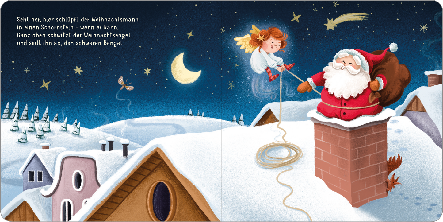 Gezeigt wird eine Innen- oder Zusatzansicht von „Frohe Weihnachten, Engelchen!“. Die Illustration zeigt einen Weihnachtsmann, der in einen Schornstein schlüpft, während ein Engel ihn mit einem Seil unterstützt. Der Himmel ist tiefblau mit einem großen gelben Mond und funkelnden Sternen. Die Dächer sind schneebedeckt und in warmen Brauntönen gehalten. Der Engel hat blonden Haar und trägt ein weißes Kleid, während der Weihnachtsmann in einem roten Anzug mit weißen Details gekleidet...