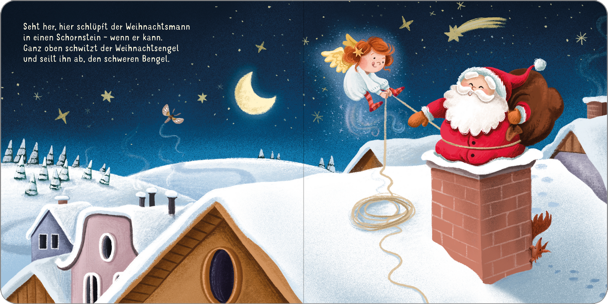 Gezeigt wird eine Innen- oder Zusatzansicht von „Frohe Weihnachten, Engelchen!“. Die Illustration zeigt einen Weihnachtsmann, der in einen Schornstein schlüpft, während ein Engel ihn mit einem Seil unterstützt. Der Himmel ist tiefblau mit einem großen gelben Mond und funkelnden Sternen. Die Dächer sind schneebedeckt und in warmen Brauntönen gehalten. Der Engel hat blonden Haar und trägt ein weißes Kleid, während der Weihnachtsmann in einem roten Anzug mit weißen Details gekleidet...
