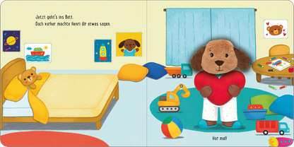 Gezeigt wird eine Innen- oder Zusatzansicht von „Meine sprechende Fingerpuppe: Was sagt der Hund?“. Die Bildseite zeigt ein Kinderzimmer mit bunten Wänden und einem großen Fenster, durch das Licht strömt. Links steht ein Bett mit gelber Bettdecke und einem Teddy. Rechts steht die Fingerpuppe einladend, mit einem roten Herz in den Händen und einem freundlichen Gesicht. Spielsachen liegen verstreut auf dem Boden, darunter Bälle und Bauklötze, die farbenfroh gestaltet sind. Die Schrift...