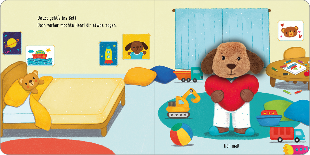 Gezeigt wird eine Innen- oder Zusatzansicht von „Meine sprechende Fingerpuppe: Was sagt der Hund?“. Die Bildseite zeigt ein Kinderzimmer mit bunten Wänden und einem großen Fenster, durch das Licht strömt. Links steht ein Bett mit gelber Bettdecke und einem Teddy. Rechts steht die Fingerpuppe einladend, mit einem roten Herz in den Händen und einem freundlichen Gesicht. Spielsachen liegen verstreut auf dem Boden, darunter Bälle und Bauklötze, die farbenfroh gestaltet sind. Die Schrift...