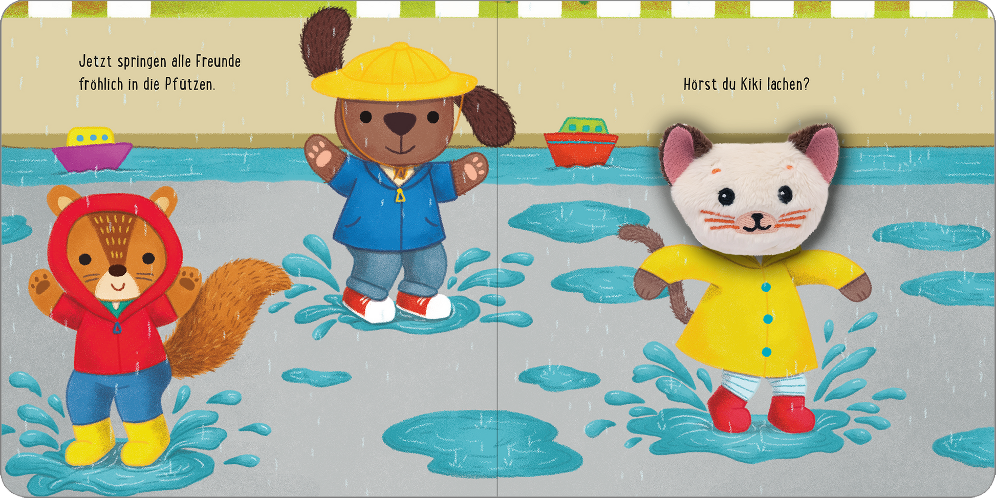 Gezeigt wird eine Innen- oder Zusatzansicht von „Meine sprechende Fingerpuppe: Was sagt die Katze?“. Auf der Illustration springen drei fröhliche Tierfiguren in Pfützen. Links steht ein Eichhörnchen in roter Jacke, in der Mitte ein Hund mit gelbem Hut und blauer Regenjacke, rechts eine Katze in einer gelben Regenjacke. Die Farben sind lebhaft und freundlichen, während der Hintergrund grau-blau dargestellt ist und an Regen erinnert. Die Schrift ist klar und kindgerecht.