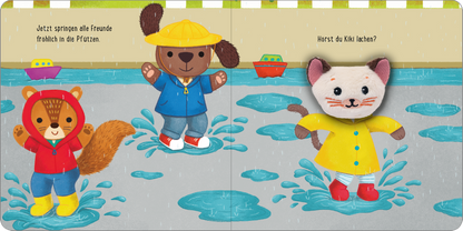 Gezeigt wird eine Innen- oder Zusatzansicht von „Meine sprechende Fingerpuppe: Was sagt die Katze?“. Auf der Illustration springen drei fröhliche Tierfiguren in Pfützen. Links steht ein Eichhörnchen in roter Jacke, in der Mitte ein Hund mit gelbem Hut und blauer Regenjacke, rechts eine Katze in einer gelben Regenjacke. Die Farben sind lebhaft und freundlichen, während der Hintergrund grau-blau dargestellt ist und an Regen erinnert. Die Schrift ist klar und kindgerecht.