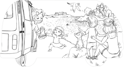 Gezeigt wird eine Innen- oder Zusatzansicht von „Mein OTTO-Malbuch“. Die Illustration zeigt eine lebhafte Szene am Wasser. Eine vierköpfige Familie parkt mit ihrem Campingvan an einem See. Im Hintergrund sind zwei Inseln mit Häusern zu sehen. Die Mutter schaut mit einem Kind staunend aufs Wasser hinaus. Das andere Kind rennt jubelnd zum Vater, der aus dem Van rauslugt und überrascht auf eine Taucherbrille schaut, die er in der Hand hält. Das ganze Bild ist skizzenhaft gestaltet in...