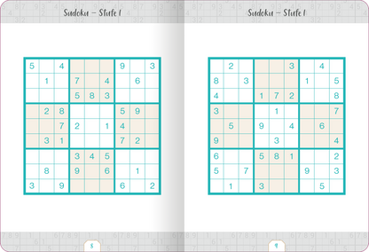 Gezeigt wird eine Innen- oder Zusatzansicht von „Kleine Auszeit – Sudoku“. Die Seite zeigt zwei Sudoku-Rätsel auf weißem Hintergrund, umrahmt von einer eleganten, türkisfarbenen Linie. Jede Rätselbox ist klar strukturiert, mit hellen Kästchen für die Zahlen in der oberen linken und unteren rechten Ecke. Darüber steht der Titel „Sudoku – Stufe I“ in einer freundlichen, modernen Schriftart. Die Gesamtgestaltung wirkt einladend und fördert das Rätsellösen.