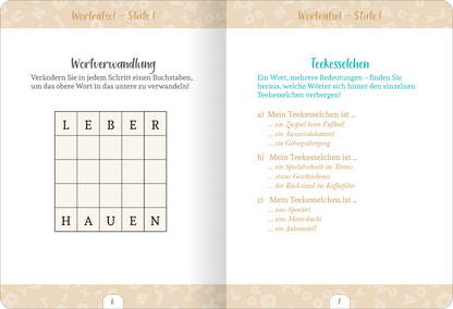 Gezeigt wird eine Innen- oder Zusatzansicht von „Kleine Auszeit – Worträtsel“. Die linke Seite zeigt ein Wortgitter mit dem Titel „Wortverwandlung“ in einer stilvollen, blauen Schrift. Das Gitter enthält die Buchstaben L, E, B, E, R und H, A, U, E, N. Die rechte Seite bietet die Aufgabe „Teekesselchen“ mit drei Aufzählungspunkten in einer modernen, blauen Schriftart. Der Hintergrund ist in einem sanften Beige-Ton gehalten, der durch Muster verfeinert ist, wodurch eine...