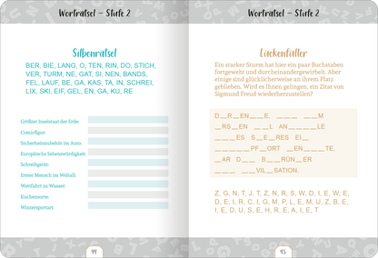 Gezeigt wird eine Innen- oder Zusatzansicht von „Kleine Auszeit – Worträtsel“. Auf der linken Seite befindet sich das „Silbenrätsel“ mit einem hellblauen Titel und einem strukturierten Bereich, der leere Linien für Antworten bietet. Die rechte Seite zeigt den „Lückenfüller“ in einem sanften Orange, wo ein Textfragment zum Ausfüllen anregt. Die Seiten sind hell gestaltet, mit verspielten, grau-weißen Hintergrundmustern aus Buchstaben und Zahlen. Die Schrift ist klar und gut...