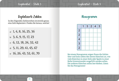 Gezeigt wird eine Innen- oder Zusatzansicht von „Kleine Auszeit – Logikrätsel“. Die Doppelseite enthält auf der linken Seite die Überschrift „Deplatzierte Zahlen“ in einer verspielten Schriftart. Darunter befinden sich fünf nummerierte Aufzählungen mit Zahlenreihen in dunkler Schrift auf hellem Hintergrund. Auf der rechten Seite steht die Überschrift „Nonogramm“ in grüner Schrift. Es zeigt ein leeres Raster mit koordinierten Zahlen, ergänzt durch eine erläuternde...