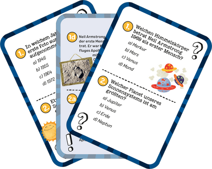 Gezeigt wird eine Innen- oder Zusatzansicht von „Das galaktische Weltall-Quiz“. Die Ansicht zeigt drei farbenfrohe Quizkarten mit einem blauen Rand. Jede Karte enthält eine nummerierte Frage und mehrere Antwortmöglichkeiten, die in schwarzer Schrift dargestellt sind. Die erste Karte beschreibt ein Ereignis aus dem Jahr 1968 und nennt Neil Armstrong, während die zweite Karte planetarische Fragen stellt, wie „Welcher Planet unseres Sonnensystems ist am größten?“. Bunte Illustrationen...