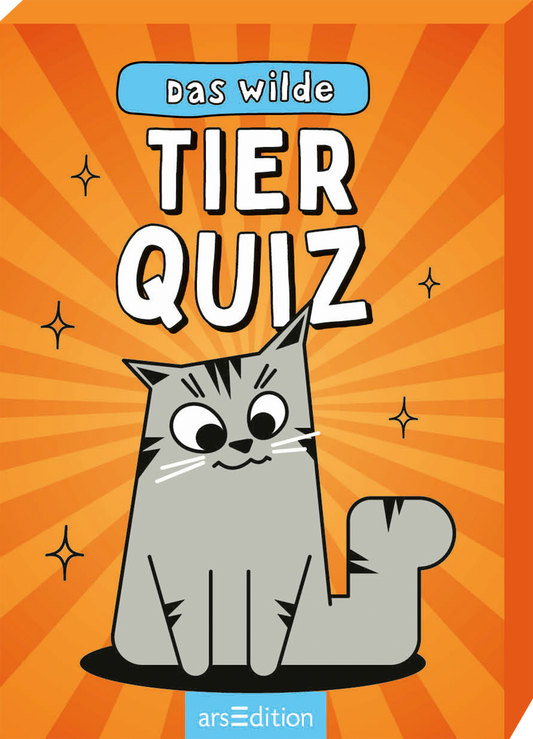 Das Buchcover zeigt eine cartoonhafte graue Katze mit großen, runden Augen und einem lächelnden Gesicht. Der Hintergrund ist in lebhaftem Orange gehalten und wird von strahlenden Linien unterbrochen, die eine fröhliche Atmosphäre schaffen. In großen, auffälligen Buchstaben steht der Titel „Das wilde Tierquiz“ in Schwarz und Weiß. Ganz oben auf dem Cover ist der Titel in einem blauen Banner platziert. Ganz unten mittig steht der Logoschriftzug von arsEdition.