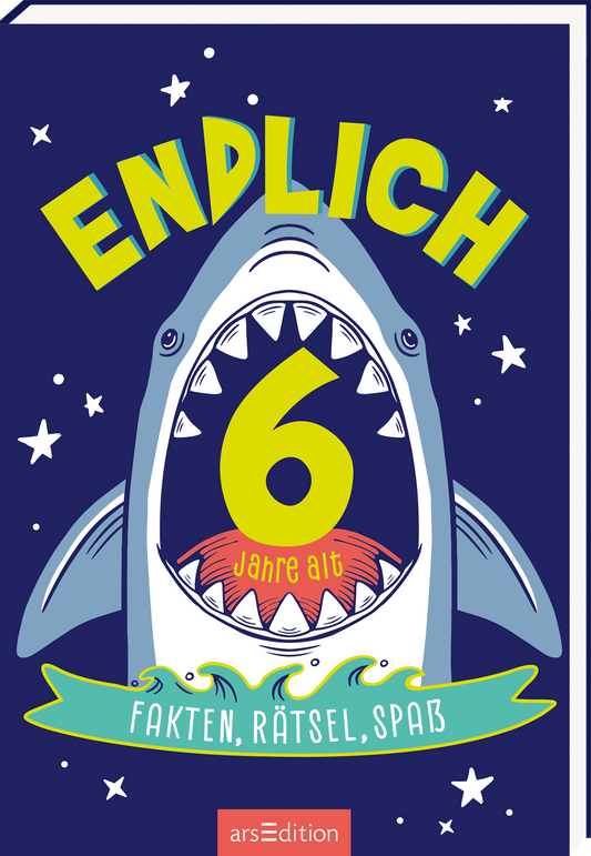 Das Cover zeigt einen großen, cartoonhaften Hai mit weit geöffnetem Maul, der in einem tiefblauen Hintergrund schwimmt. Die Zähne des Haies sind spitz und auffällig, während er mit einem fröhlichen Ausdruck lächelt. Oberhalb des Haies prangt der Titel „ENDLICH“ in großen, bunten Buchstaben, umrahmt von strahlenden Sternen. In der Mitte steht die Zahl „6“ in gelb, darunter der Text „Jahre alt“. Eine dekorative, grüne Banner beschreibt den Inhalt: „Fakten, Rätsel,...