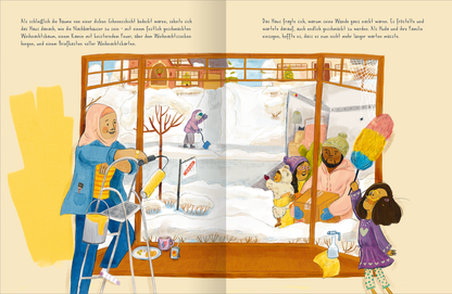 „Gezeigt wird eine Innenansicht von „Das Haus ohne Lichter“. Die Illustration zeigt eine Winterlandschaft durch ein großes Fenster. Im Vordergrund stehen diverse Figuren, darunter eine Frau mit Kopftuch, die mit einem Pinsel auf der Fensterscheibe malt. Andere Personen, darunter ein Kind mit Hund, sind ebenfalls aktiv. Die warmen Farben der Kleidung kontrastieren mit der kalten, schneebedeckten Umgebung. Die beschwingte, verspielte Typografie vermittelt eine fröhliche Stimmung.“