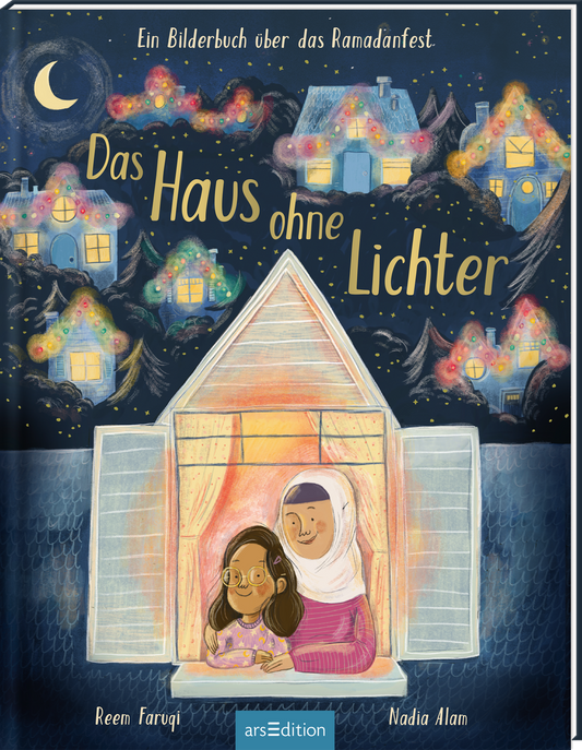 Das Cover zeigt eine liebevolle, humorvolle Illustration mit zwei Mädchen, die gemeinsam am Fenster eines Hauses sitzen, das geöffnet ist. Sie blicken hinaus in eine nächtliche Szenerie, in der viele bunt beleuchtete Häuser erstrahlen. Der Nachthimmel ist tiefblau mit einem schmalen Mond. Der Titel „Das Haus ohne Lichter“ ist in geschwungener Schrift in Gelb gehalten und druckt sich hervor. Ganz unten mittig steht der Logoschriftzug von arsEdition.