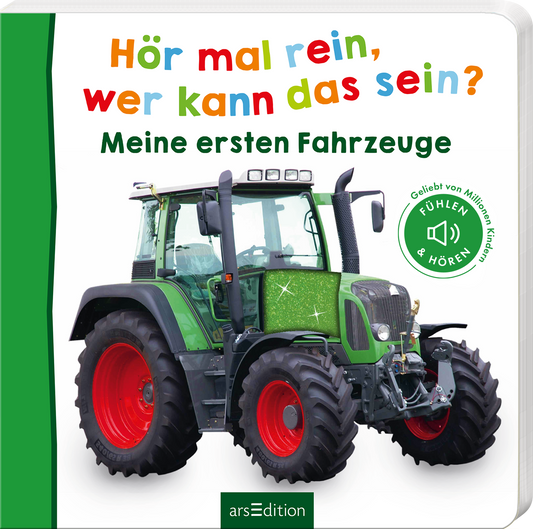 Cover vor weißem Hintergrund mit großem grünen Traktor mit roten Rädern im Vordergrund. Titel oben bunt: „Hör mal rein, wer kann das sein?“ und Untertitel grün: „Meine ersten Fahrzeuge“. Rechts ein grüner Kreisbutton mit Lautsprechericon und Text „FÜHLEN & HÖREN“. Oben links grüner Buchrücken. Ganz unten mittig steht der Logoschriftzug von arsEdition.