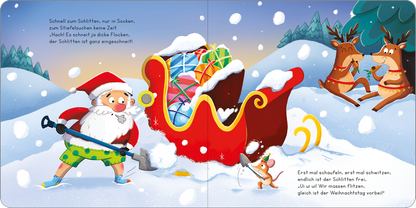 Gezeigt wird eine Innen- oder Zusatzansicht von „Das Weihnachts-Chaos“. Die Illustration zeigt einen fröhlichen Weihnachtsmann in einer winterlichen Landschaft, der mit einem Schaufelwerkzeug einen farbenfrohen Schlitten von Schnee befreit. Der Schlitten ist rot und mit bunten Geschenken verziert. Links sieht man einen kleinen Maulwurf, der den Weihnachtsmann beobachtet. Im Hintergrund sind zwei Rehe sichtbar, die an einem Hügel stehen. Die Farben sind lebhaft und die Typografie ist...