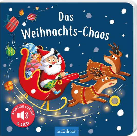 Auf dem Cover „Das Weihnachts-Chaos“ schwebt ein fröhlicher Weihnachtsmann in einem roten Schlitten, begleitet von zwei lebhaften Rentieren. Der Hintergrund ist tiefblau mit winterlichen Schneeflocken und bunten Geschenken. Der Titel in verspielter, weißer Schrift hebt sich deutlich ab. In der unteren linken Ecke prangt ein roter Button mit „5 lustige Sounds & Lied“. Ganz unten mittig steht der Logoschriftzug von arsEdition.