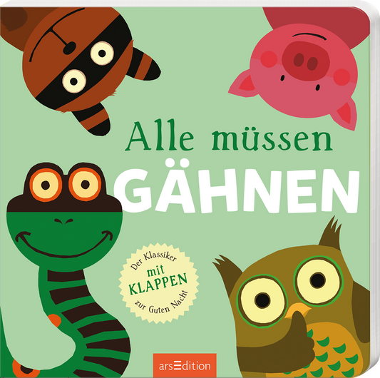 Das Buchcover zeigt eine fröhliche, pastellgrüne Hintergrundfarbe mit cartoonhaften Tieren. Oben sind ein schlafendes Schwein, ein freches Eichhörnchen und ein schauendes Eule abgebildet. Darunter stehen groß und auffällig die Wörter „Alle müssen GÄHNEN“ in einer verspielten Schrift. In einem runden, gelben Badge steht „Der Klassiker mit KLAPPEN zur Guten Nacht“. Ganz unten mittig steht der Logoschriftzug von arsEdition.