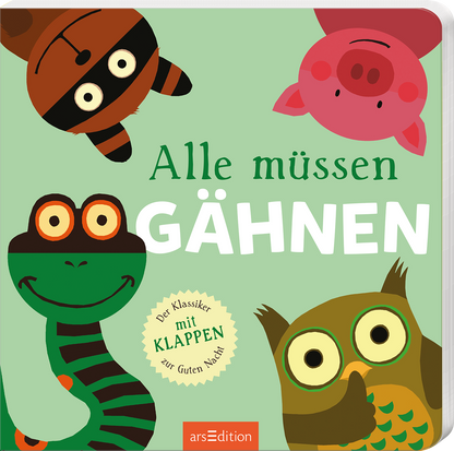 Das Buchcover zeigt eine fröhliche, pastellgrüne Hintergrundfarbe mit cartoonhaften Tieren. Oben sind ein schlafendes Schwein, ein freches Eichhörnchen und ein schauendes Eule abgebildet. Darunter stehen groß und auffällig die Wörter „Alle müssen GÄHNEN“ in einer verspielten Schrift. In einem runden, gelben Badge steht „Der Klassiker mit KLAPPEN zur Guten Nacht“. Ganz unten mittig steht der Logoschriftzug von arsEdition.